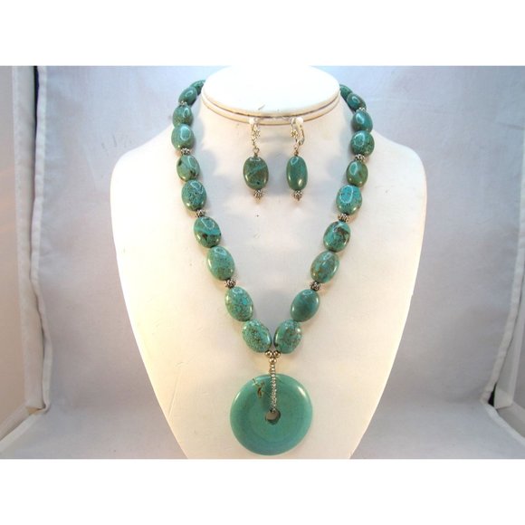 Green Gemstone Bead Necklace with Connecting Donut Pendant Set - Picture 12 of 12